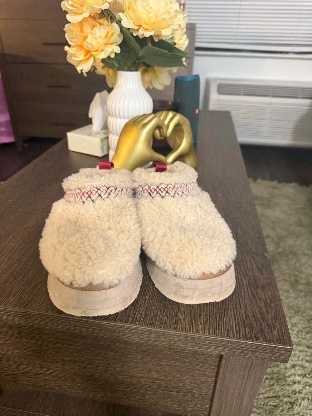 Ugg - Picture 2 of 5